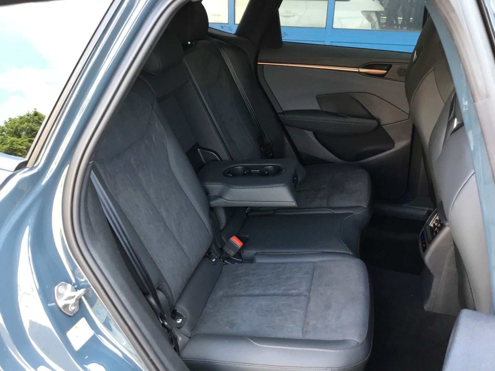Fahrzeugabbildung CUPRA Terramar 1.5 e-HYBRID DSG+AHK+Kessy+Navi+18"