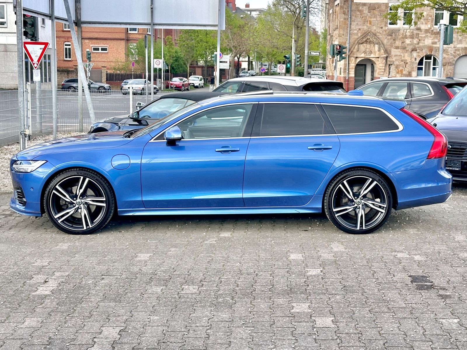 Fahrzeugabbildung Volvo V90 KOMBI T8 R-DESIGN HYBRID AWD*AHK+VOLL+MOD.19
