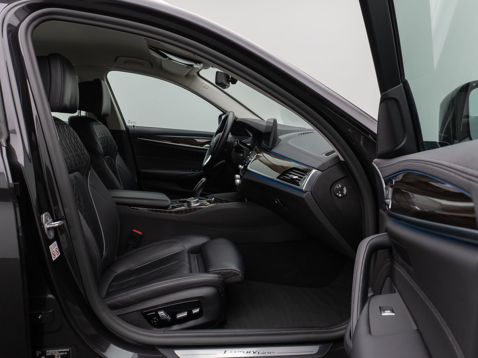 Fahrzeugabbildung BMW 530e  Luxury Line Kamera Laser HUD HiFi Komfort