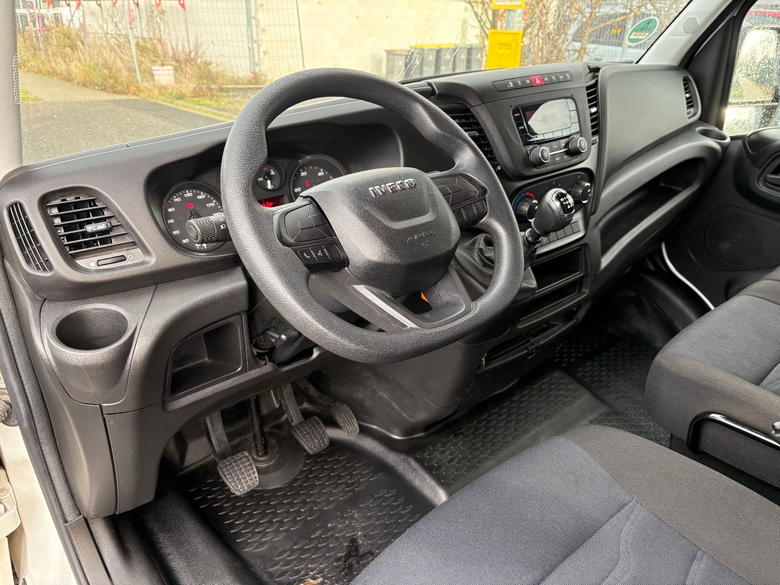 Fahrzeugabbildung Iveco Daily Kasten HKa 35 S ... V Radstand 3520 L/3-SI