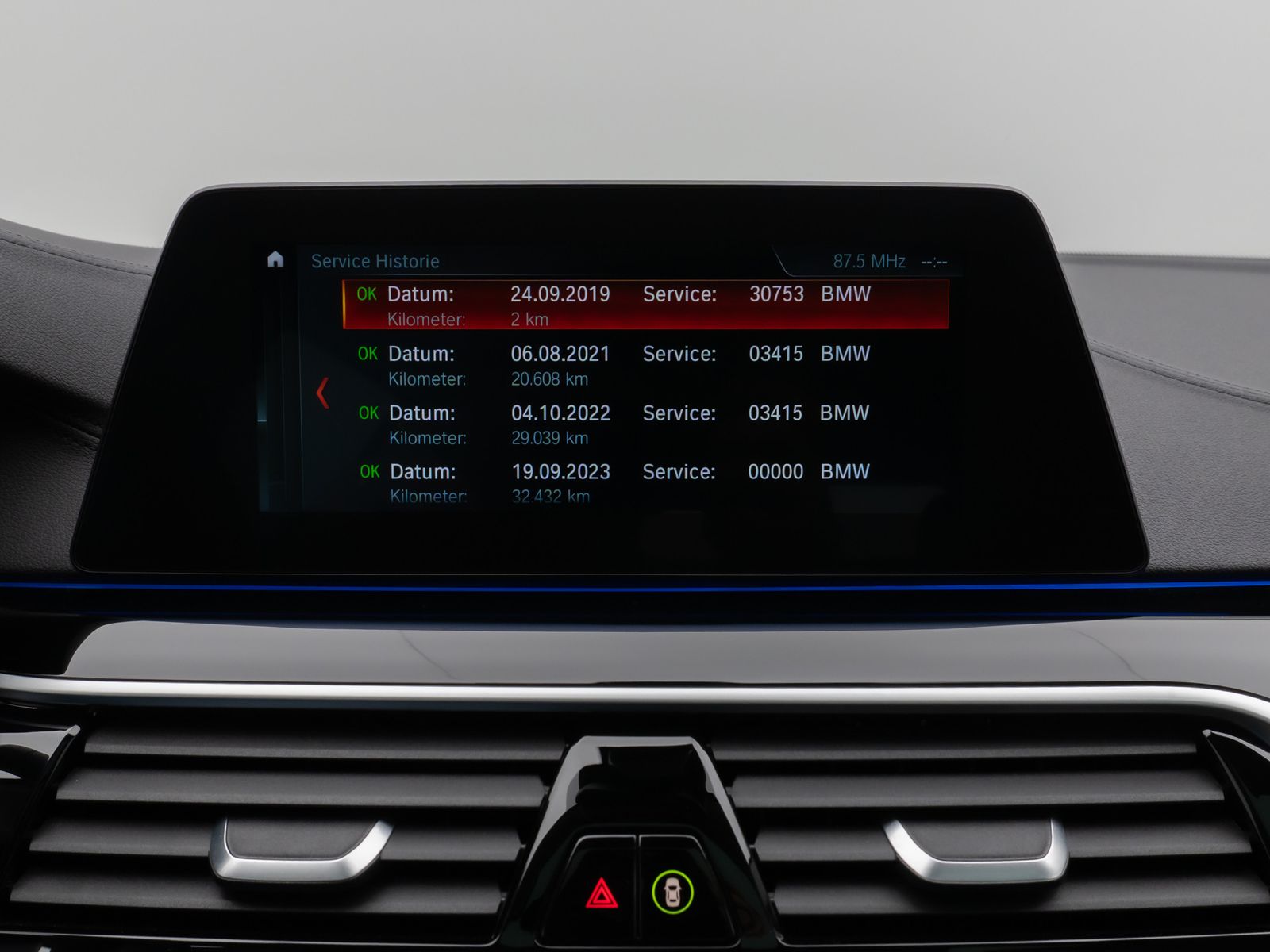 Fahrzeugabbildung BMW 520d Luxury Line Panorama Kamera HUD DAB HiFi