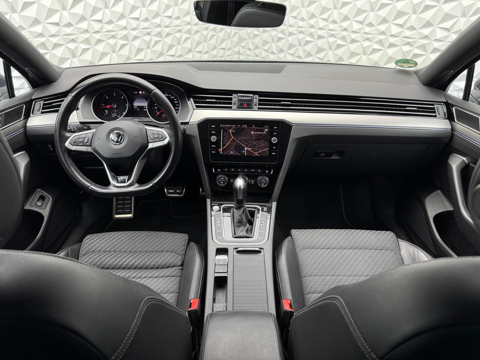 Fahrzeugabbildung Volkswagen PASSAT 2.0 TDI R-LINE/4MOTION/AHK/PANO/360°/ACC