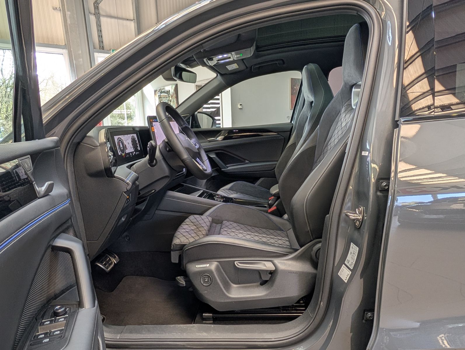 Photo du véhicule Volkswagen Tiguan 2.0TDI R-Line 4M Pano Black AHK Matrix 20