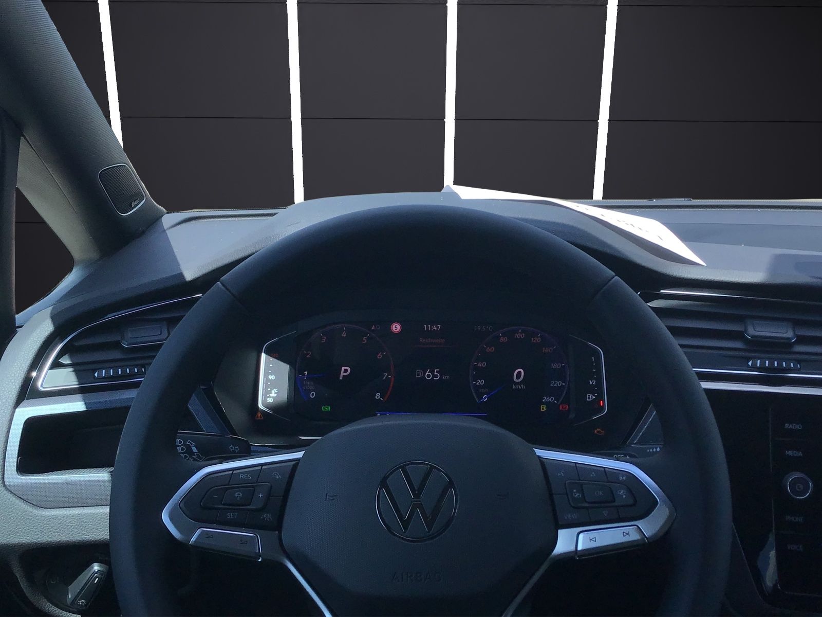Fahrzeugabbildung Volkswagen Touran TSI R-Line Highline DSG LED ACC 18" AHK S