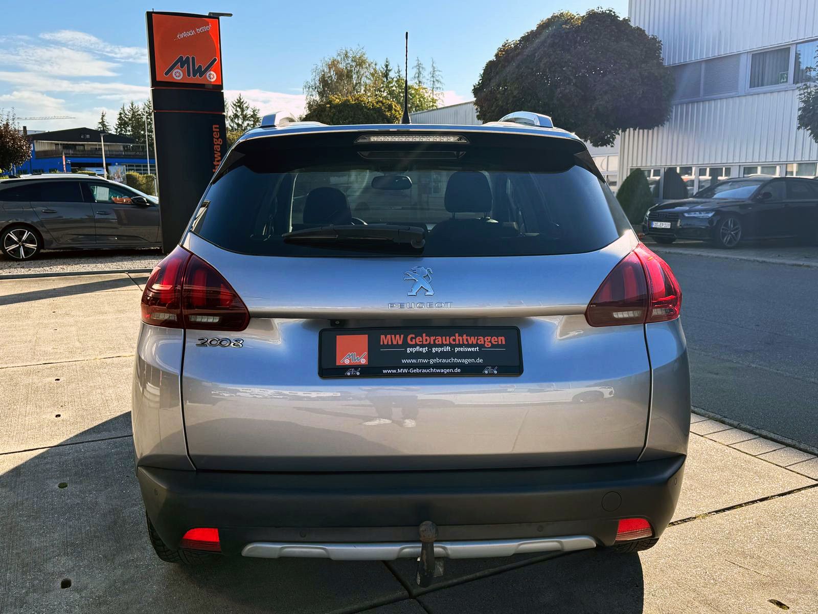 Fahrzeugabbildung Peugeot 2008 Allure 1.2 Auto. KAM PDC SHZ PANO NAV TEMP