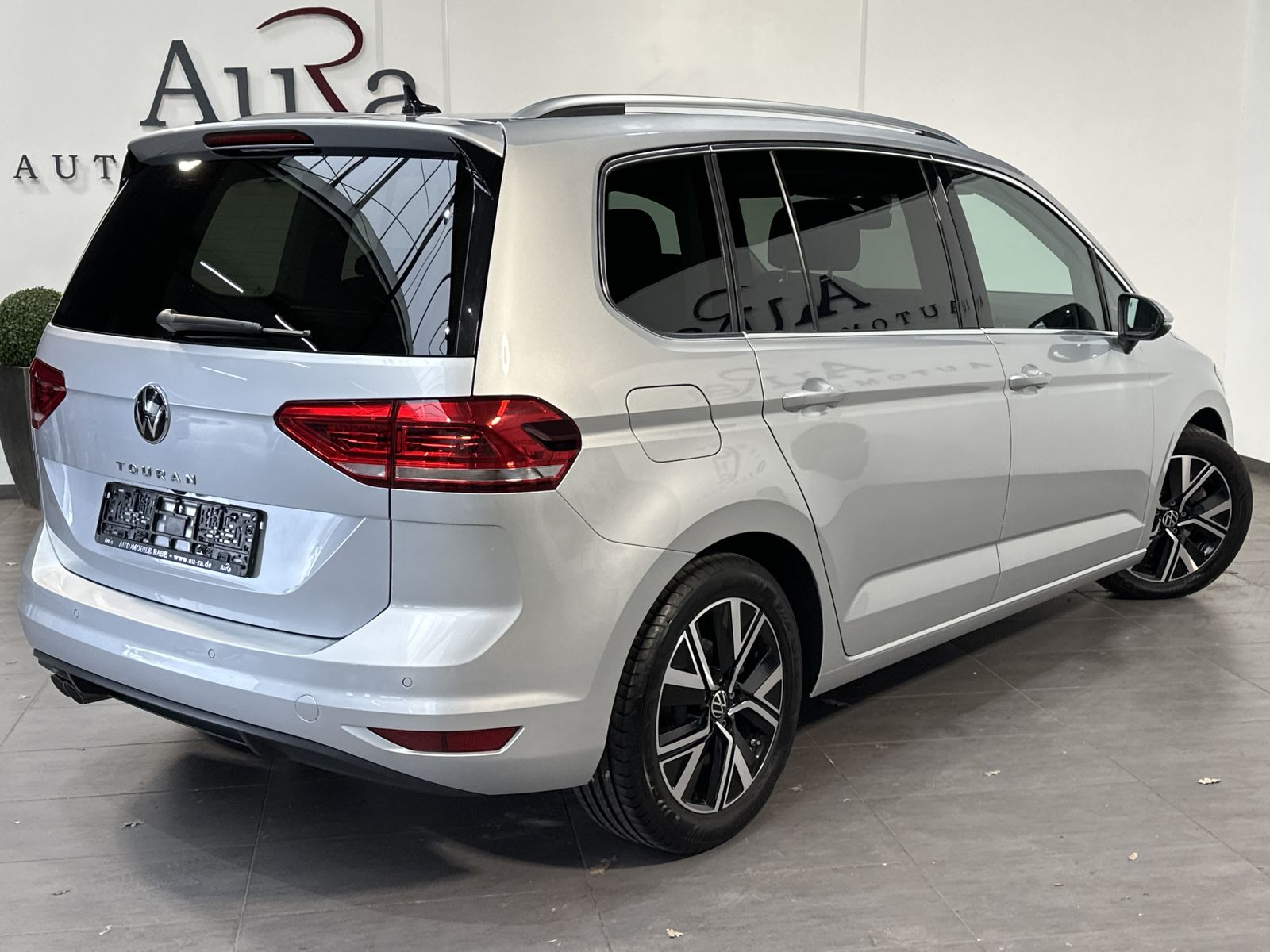 Fahrzeugabbildung Volkswagen Touran 2.0 TDI DSG Highline NAV+LED+AHK+PANO+ACC