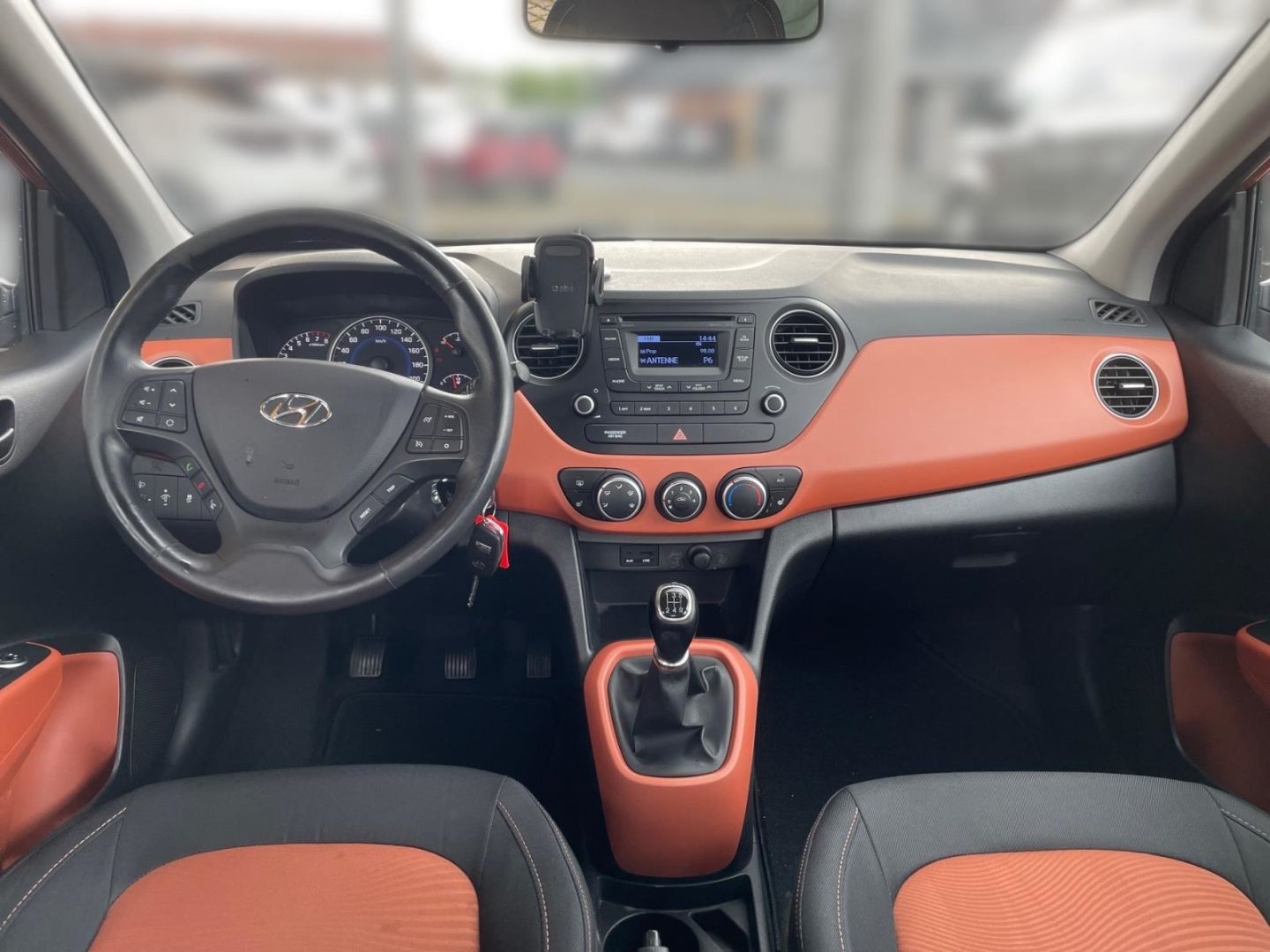 Fahrzeugabbildung Hyundai i10 1.0 FIFA WORLD CUP ALLWETTER+KLIMA+SHZ