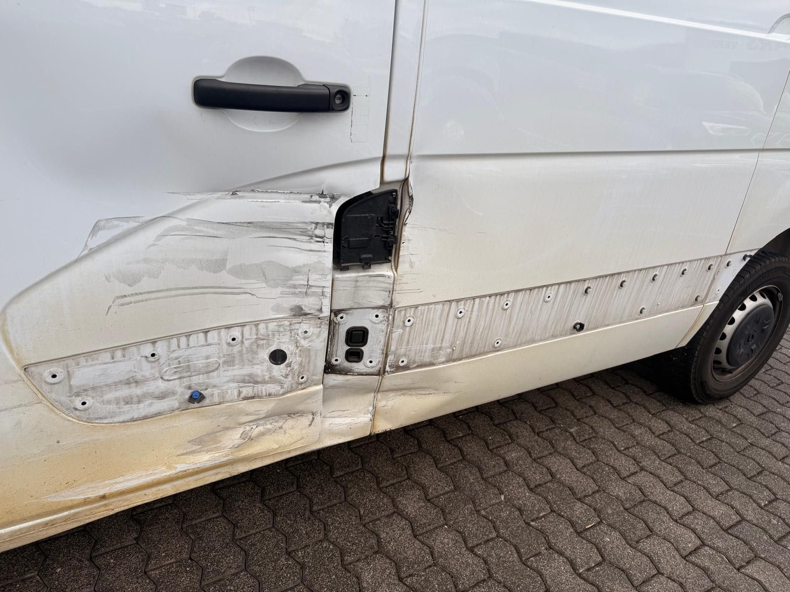 Fahrzeugabbildung Renault MasterIII Kasten L1H2 HKa 3,5t/1.HAND/SCHECKHEFT