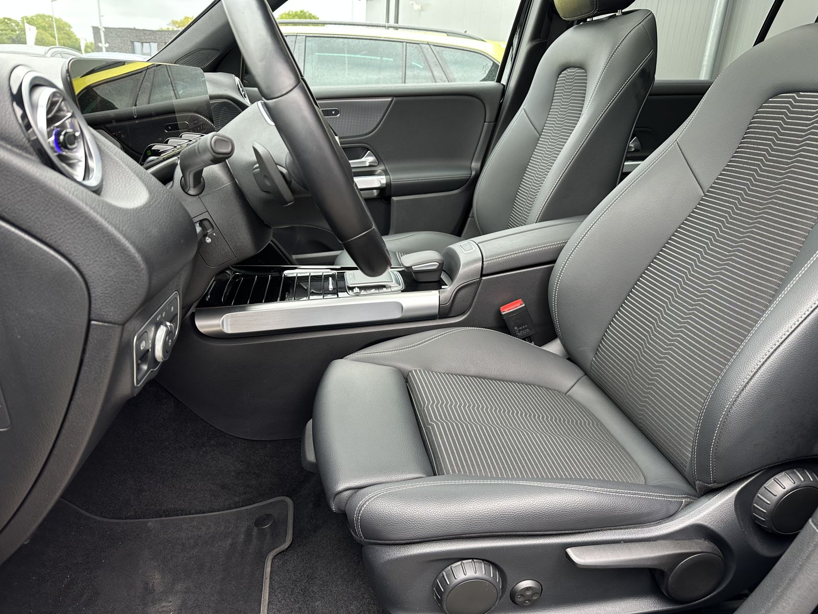 Fahrzeugabbildung Mercedes-Benz EQB 250 Progressive NAV+LED+KAMERA+PANO+VCOCKPIT