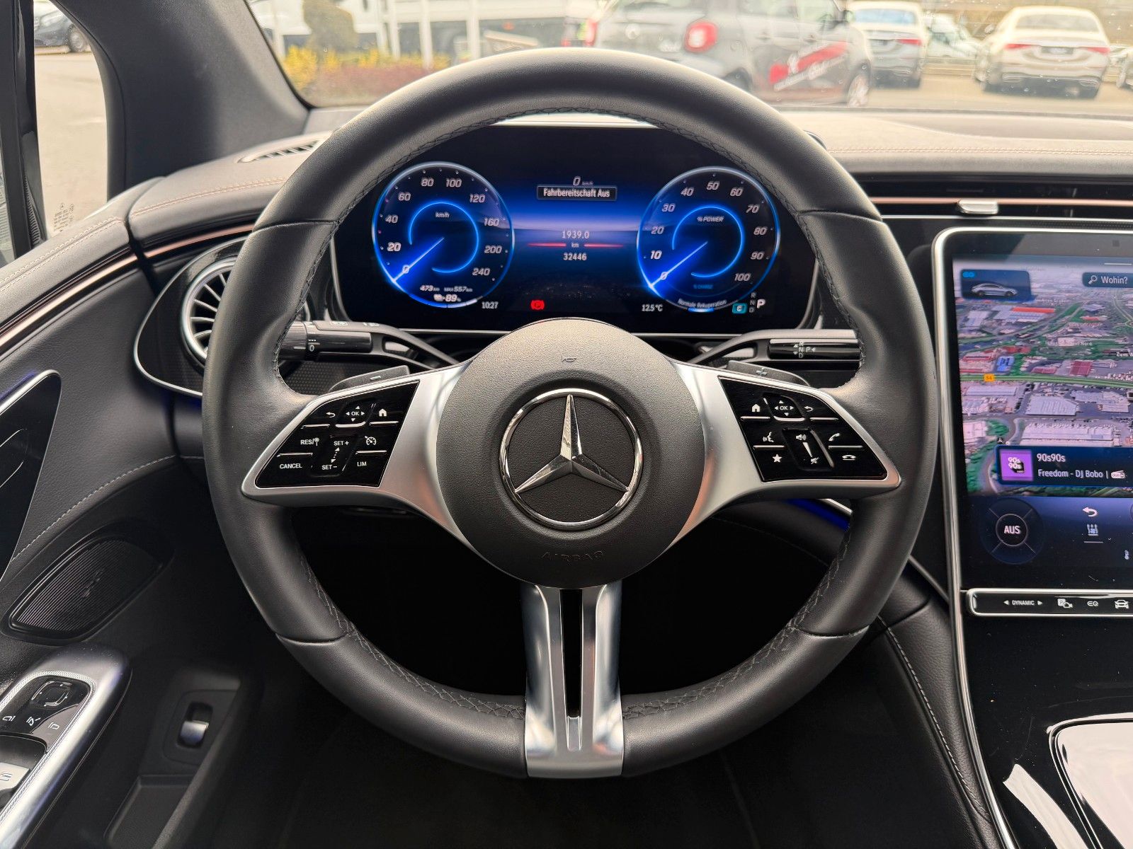 Fahrzeugabbildung Mercedes-Benz EQE 300 Avantgarde+AHK+RFK+Ambiente+HaLenkung