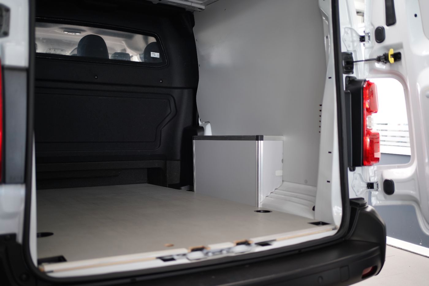 Fahrzeugabbildung Peugeot Expert DoKa L3 BlueHDi 180 EAT8 Doppelkabine