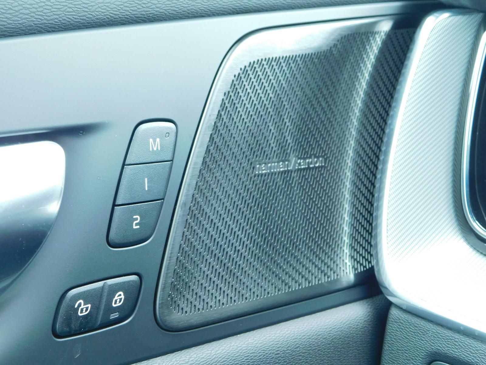 Fahrzeugabbildung Volvo XC60 T6 AWD Plus Black Edition
