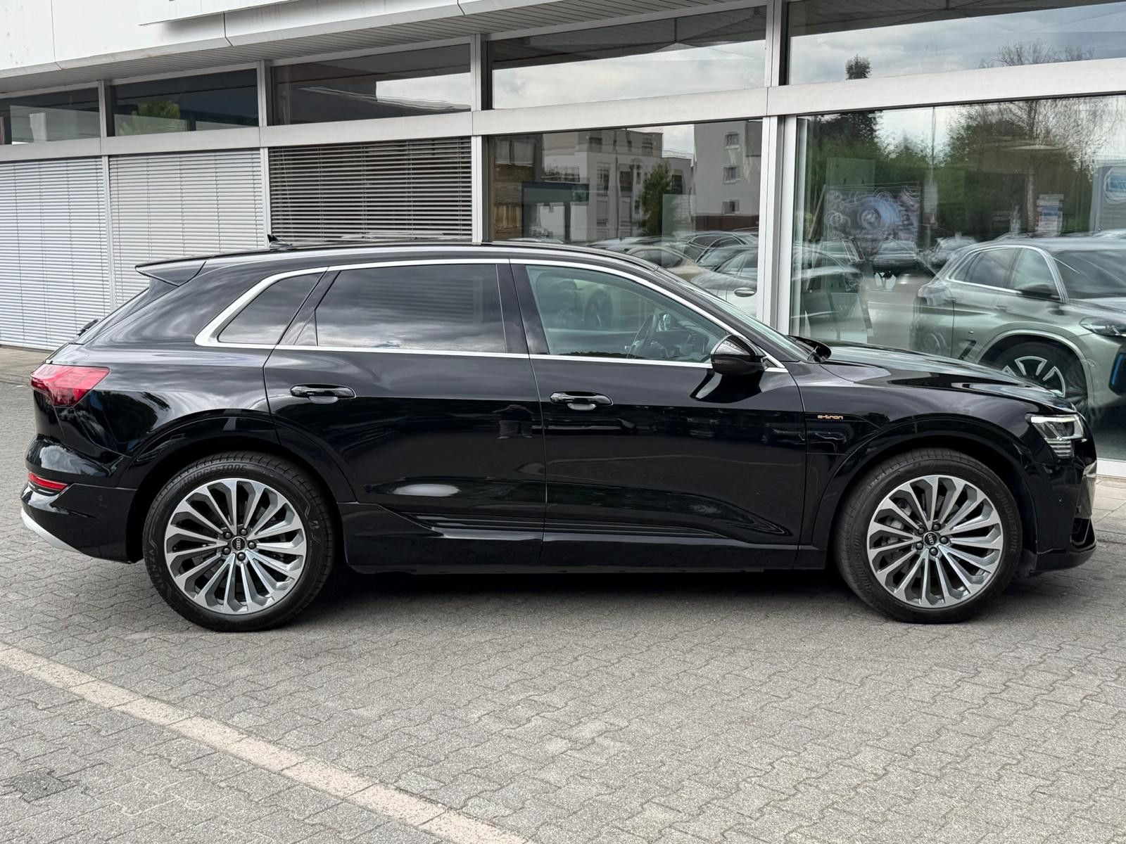 Fahrzeugabbildung Audi e-tron 55 QUATT S LINE LUFT+LED+SHZ+KAM+B&O+21"