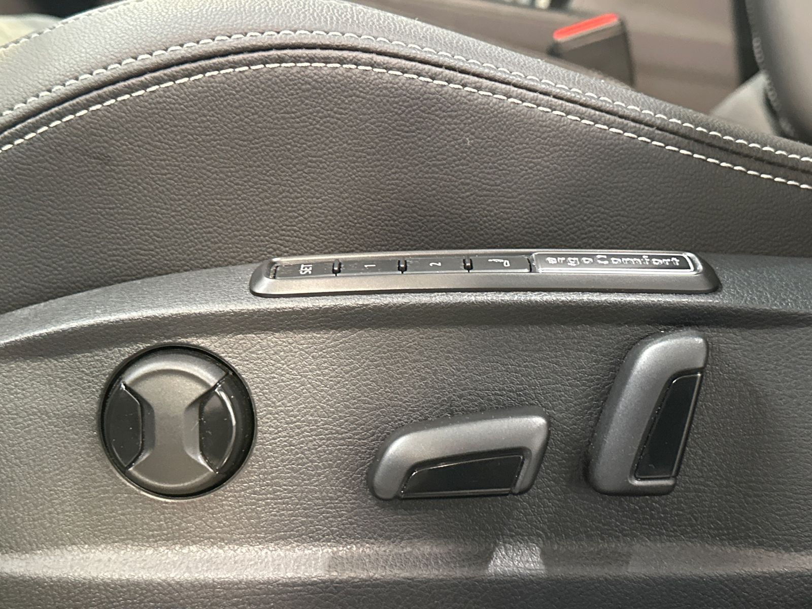 Fahrzeugabbildung Volkswagen Passat Variant 2.0 TDI DSG Elegance NAV+LED+PANO