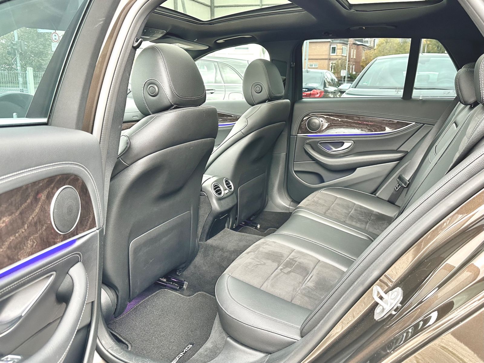 Fahrzeugabbildung Mercedes-Benz E 350 d T AMG LINE 4MATIC*PANO+M.2018*