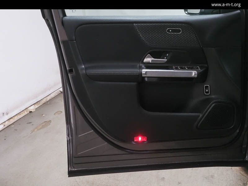 MERCEDES-BENZ GLB 220