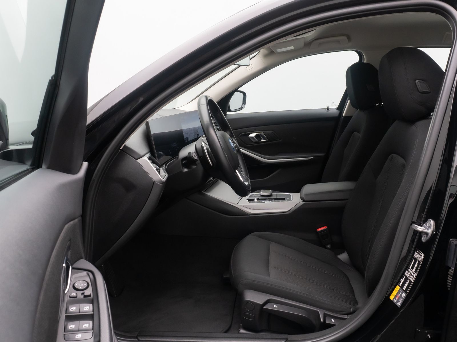 Fahrzeugabbildung BMW 320e Widscreen DAB Cockpit+ PDC GeschwindigReg