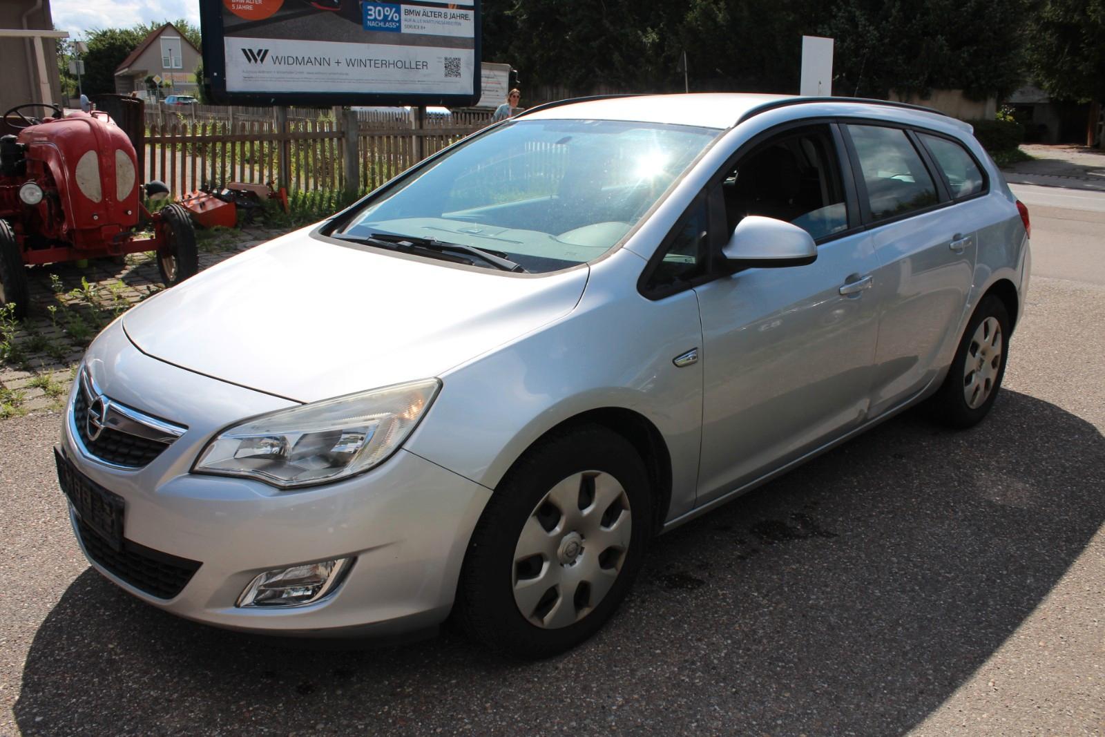 Opel Astra 2011 — rear view