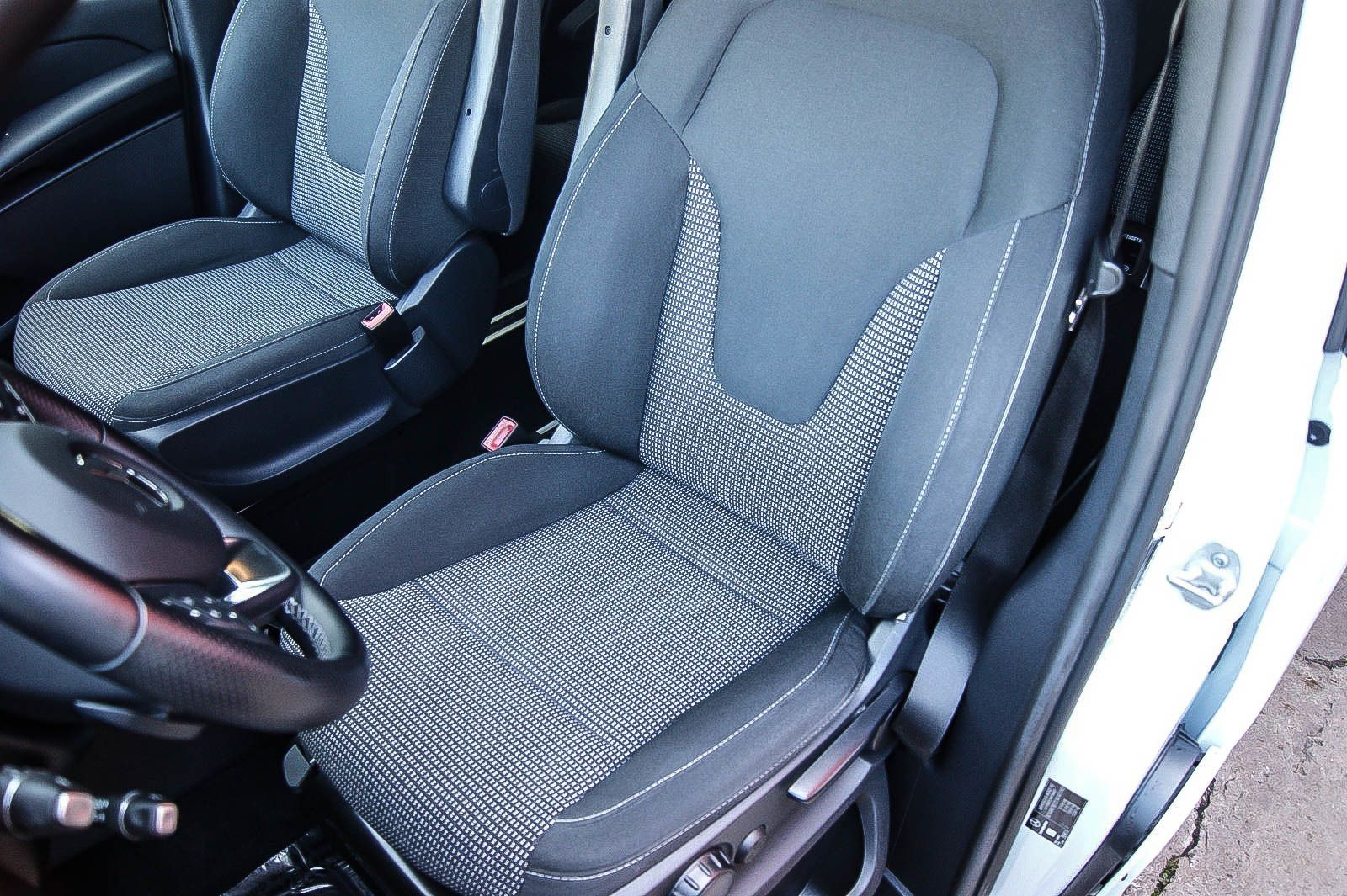 Fahrzeugabbildung Mercedes-Benz V 250 d EDITION AMG MBUX 7-SITZE IQ-LED KAMERA