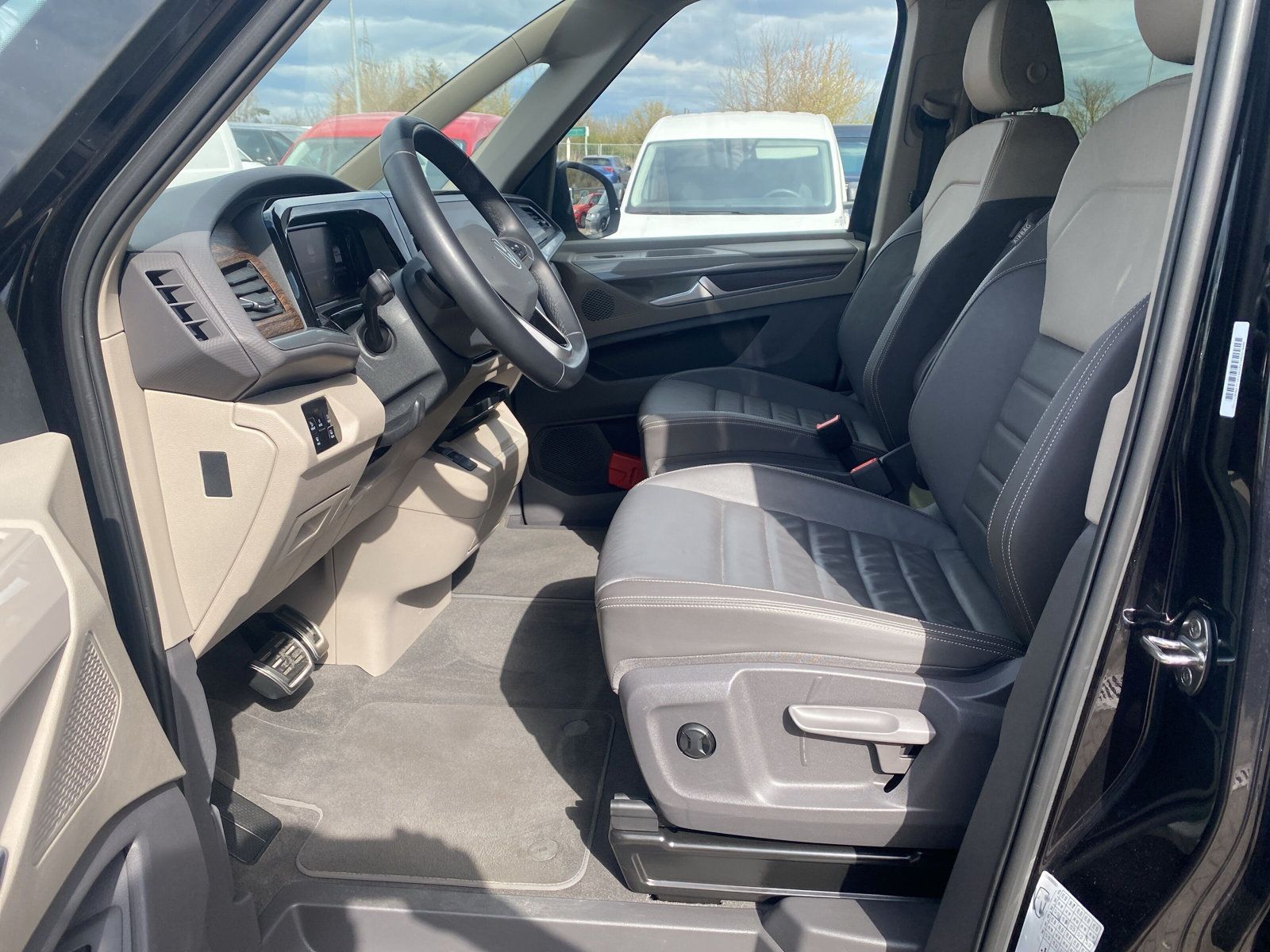 Fahrzeugabbildung Volkswagen T7 Multivan 2.0 TDI DSG Style AHK MATRIX HuD STA
