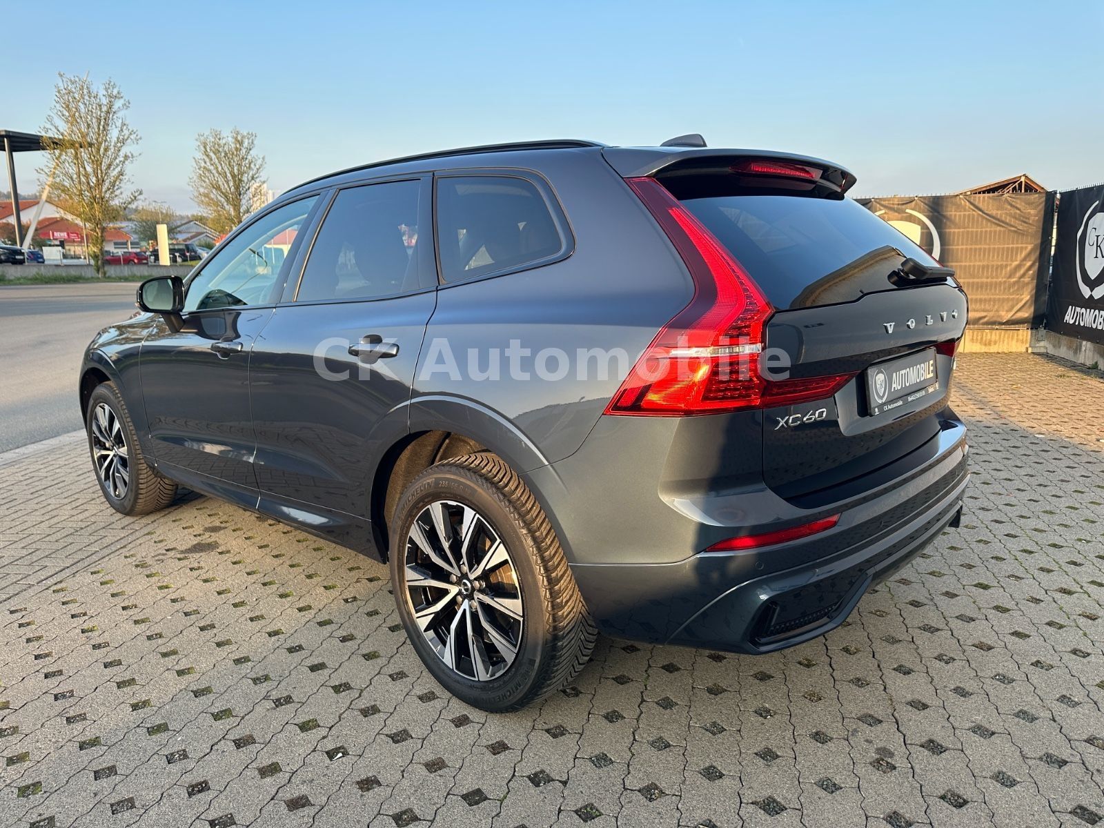 Fahrzeugabbildung Volvo XC60 B4 Plus Dark AWD/BLIS/Navi/LED/Kamera/AHK