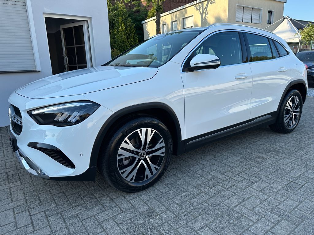 Mercedes-Benz GLA 180 — hlavná fotografia