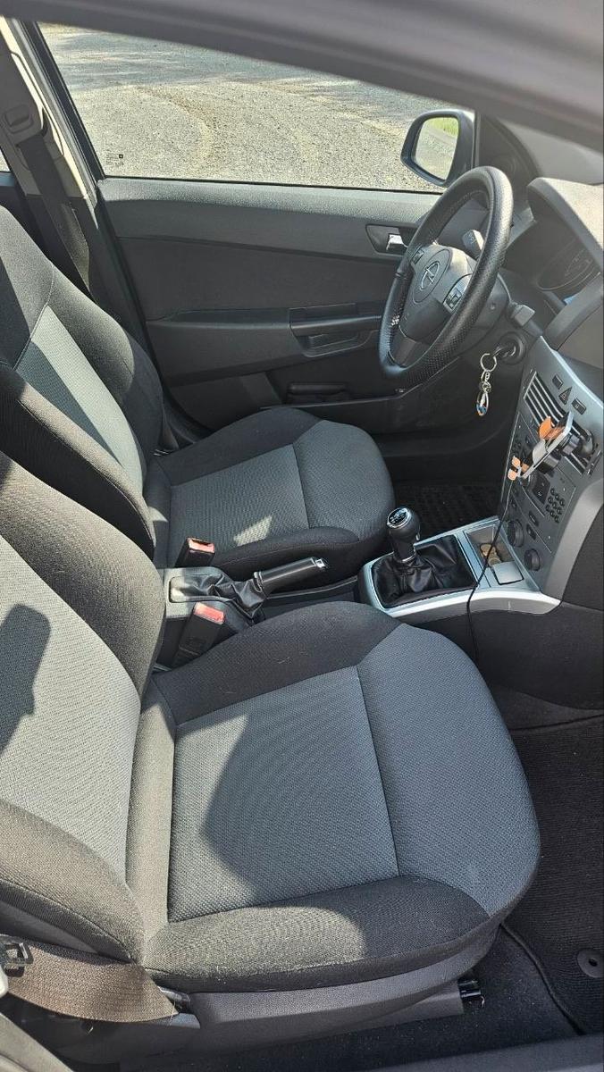 Opel Astra 2010 — photo 9