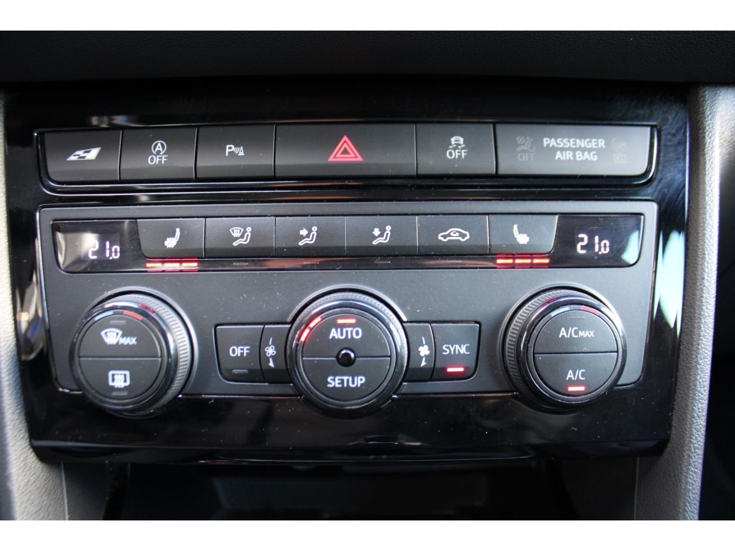 Fahrzeugabbildung SEAT Leon 300 4Drive Cupra Remus H&R DSG ACC LED Pano