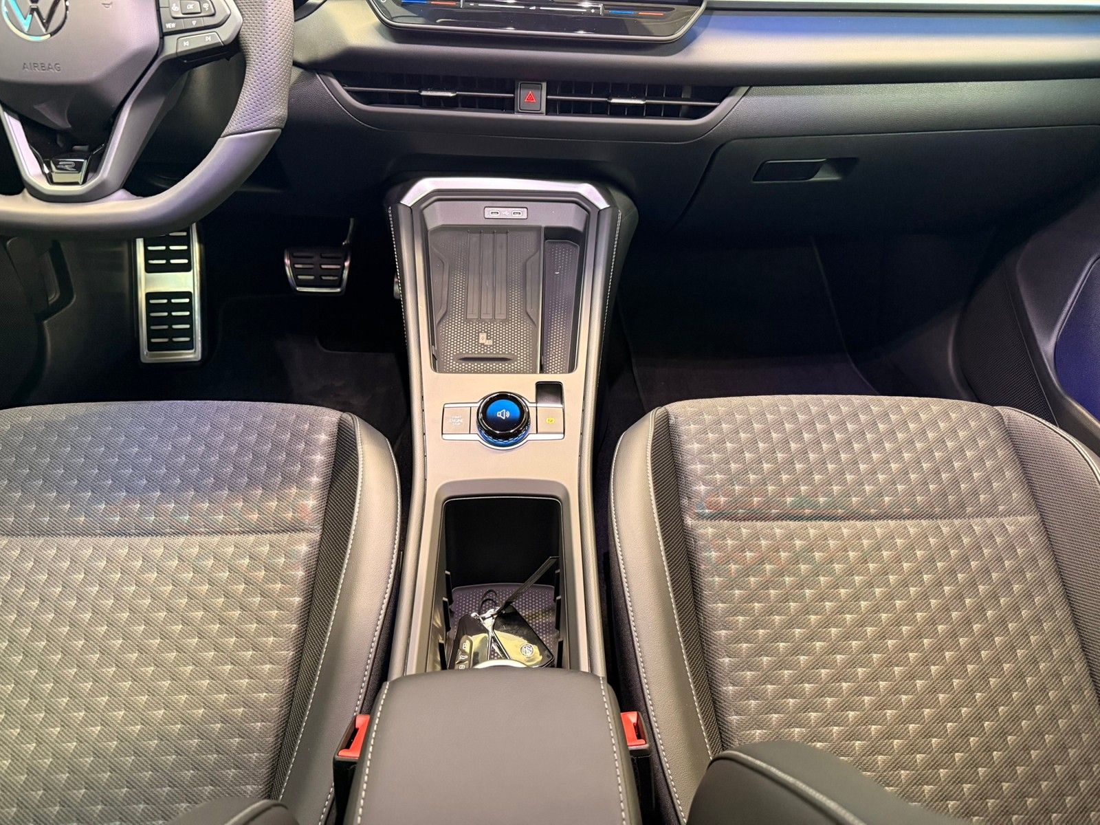 Fahrzeugabbildung Volkswagen T-Roc R-Line 1.5 eTSI DSG +Black-Style + Keyless