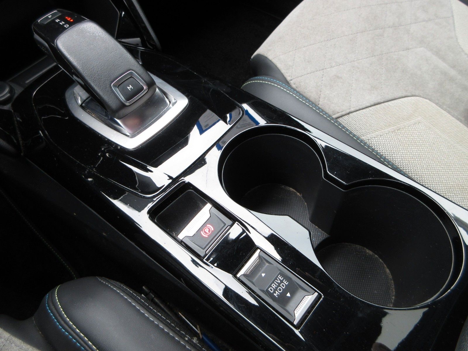 Fahrzeugabbildung Peugeot 208 GT Pack LED/NAVI/SHZ/PANO/HEADUP/PDC/17"