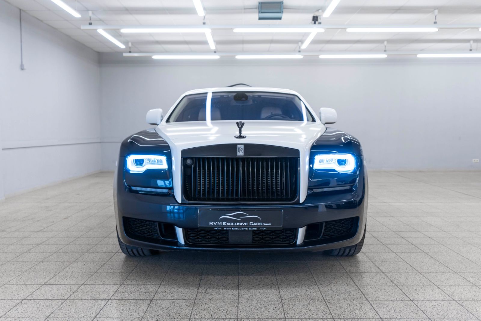 Fahrzeugabbildung Rolls-Royce Ghost V12 TWO TONE FACELIFT STERNHIMMEL KÜHLBOX