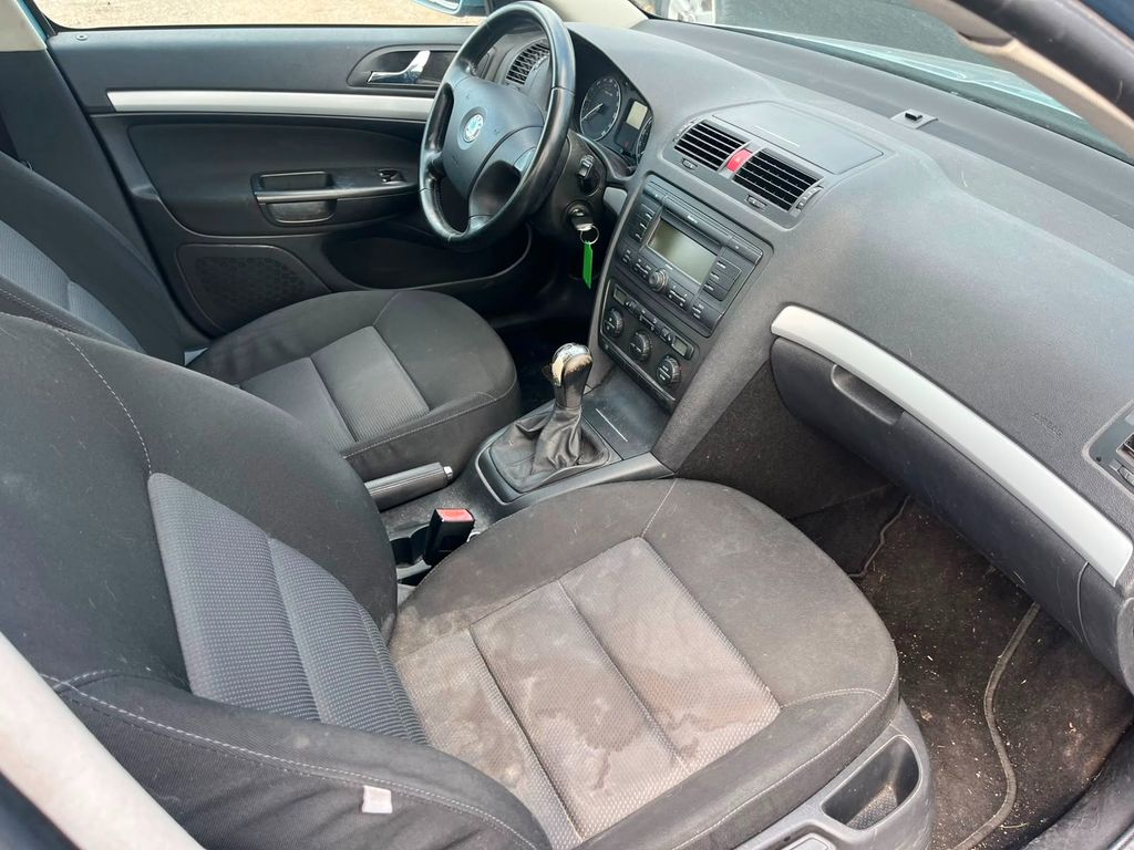 Škoda Octavia Combi 2.0 TDI PD DPF Elegance - Bild 8