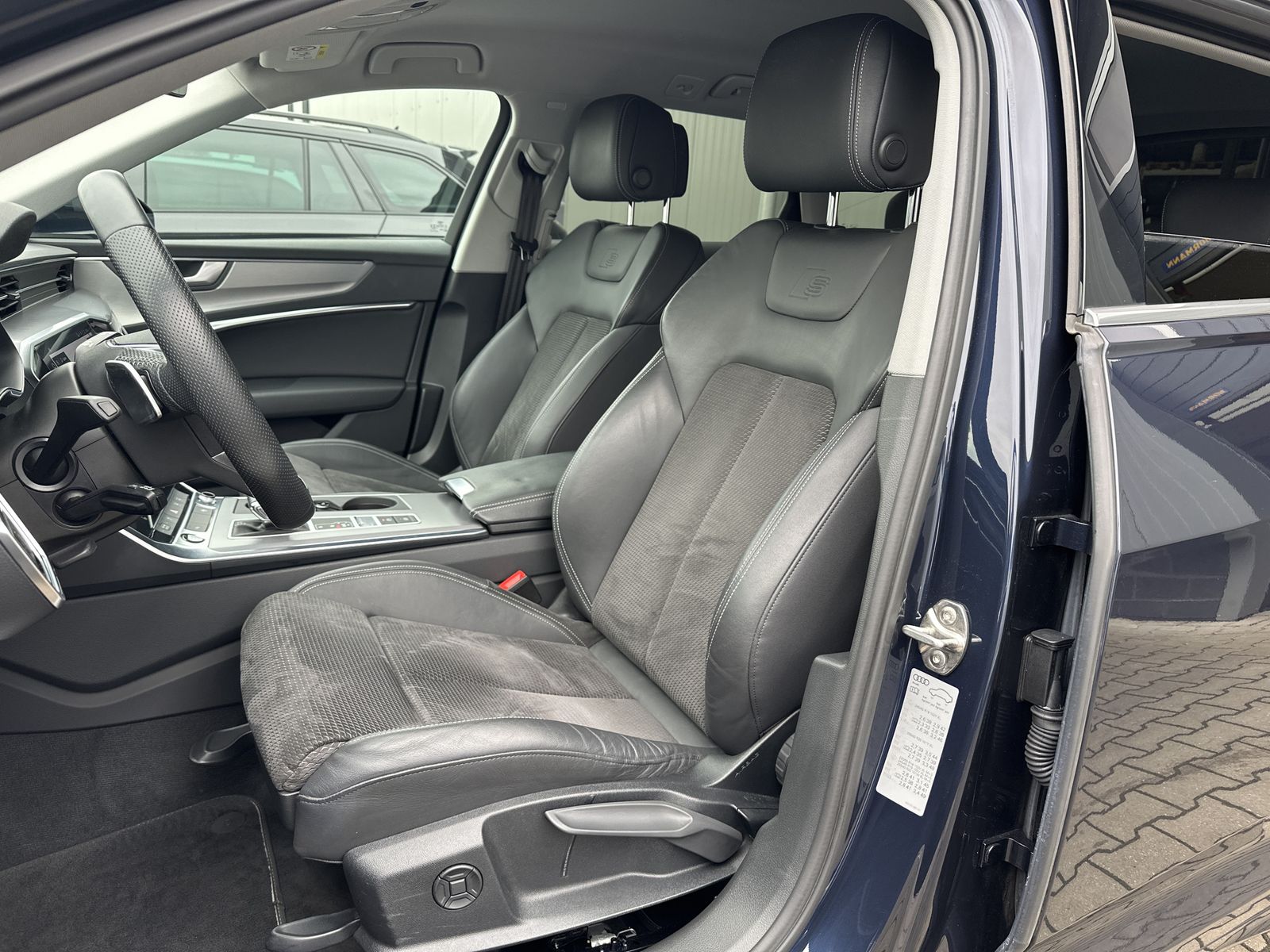 Fahrzeugabbildung Audi A6 Avant 55 TFSIe Quattro S-Line NAV+LED+CARPLAY