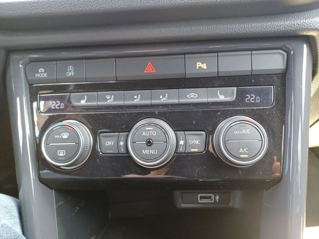 Fahrzeugabbildung Volkswagen T-Roc 1.5 TSI Sport R-Line LED Navi, ACC