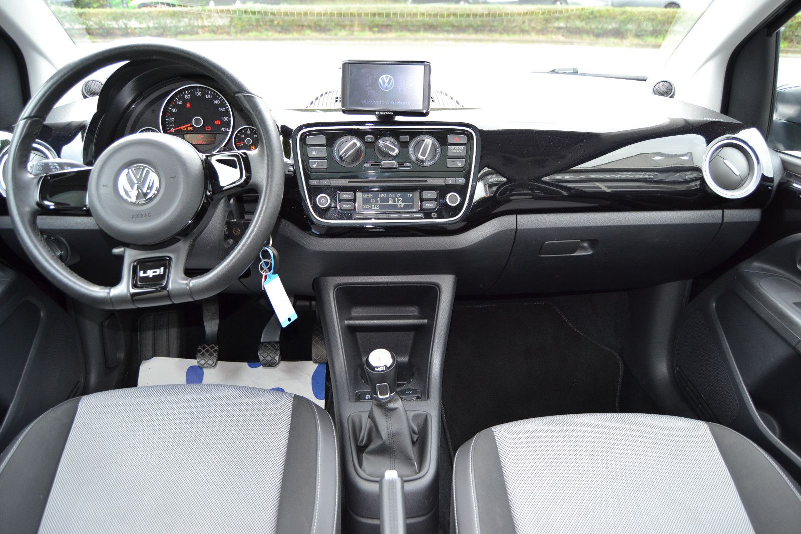Fahrzeugabbildung Volkswagen up! black up!/Panoramadach/Klima/Navi