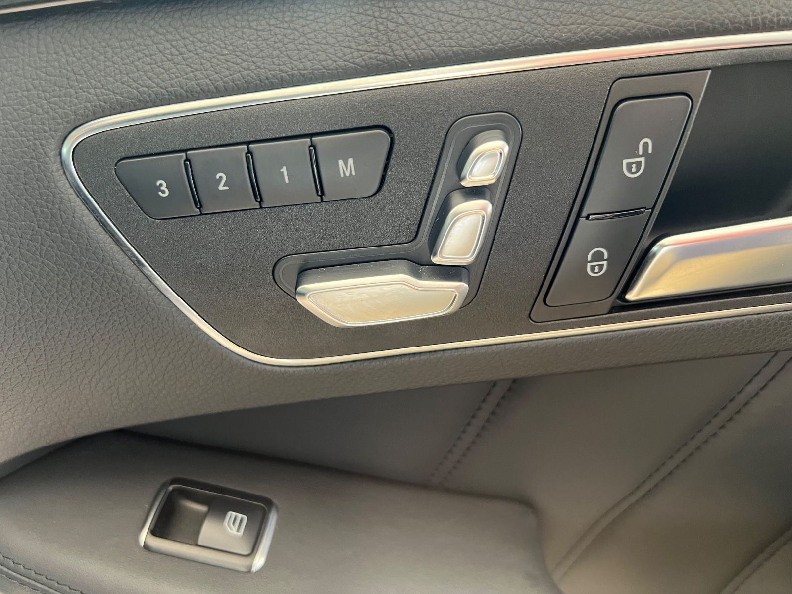 Fahrzeugabbildung Mercedes-Benz E 63 AMG E Lim. *DIAMANTWEISS*MB-SCHECKHEFT*