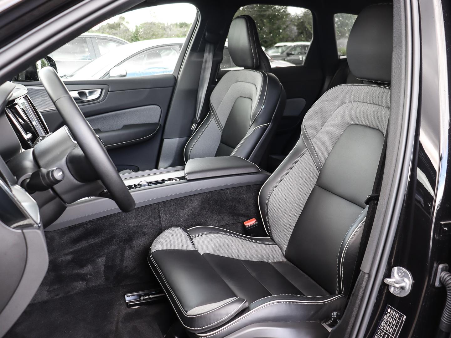 Volvo XC60 Plus Dark Recharge Plug-In Hybrid AWD T6 Tw