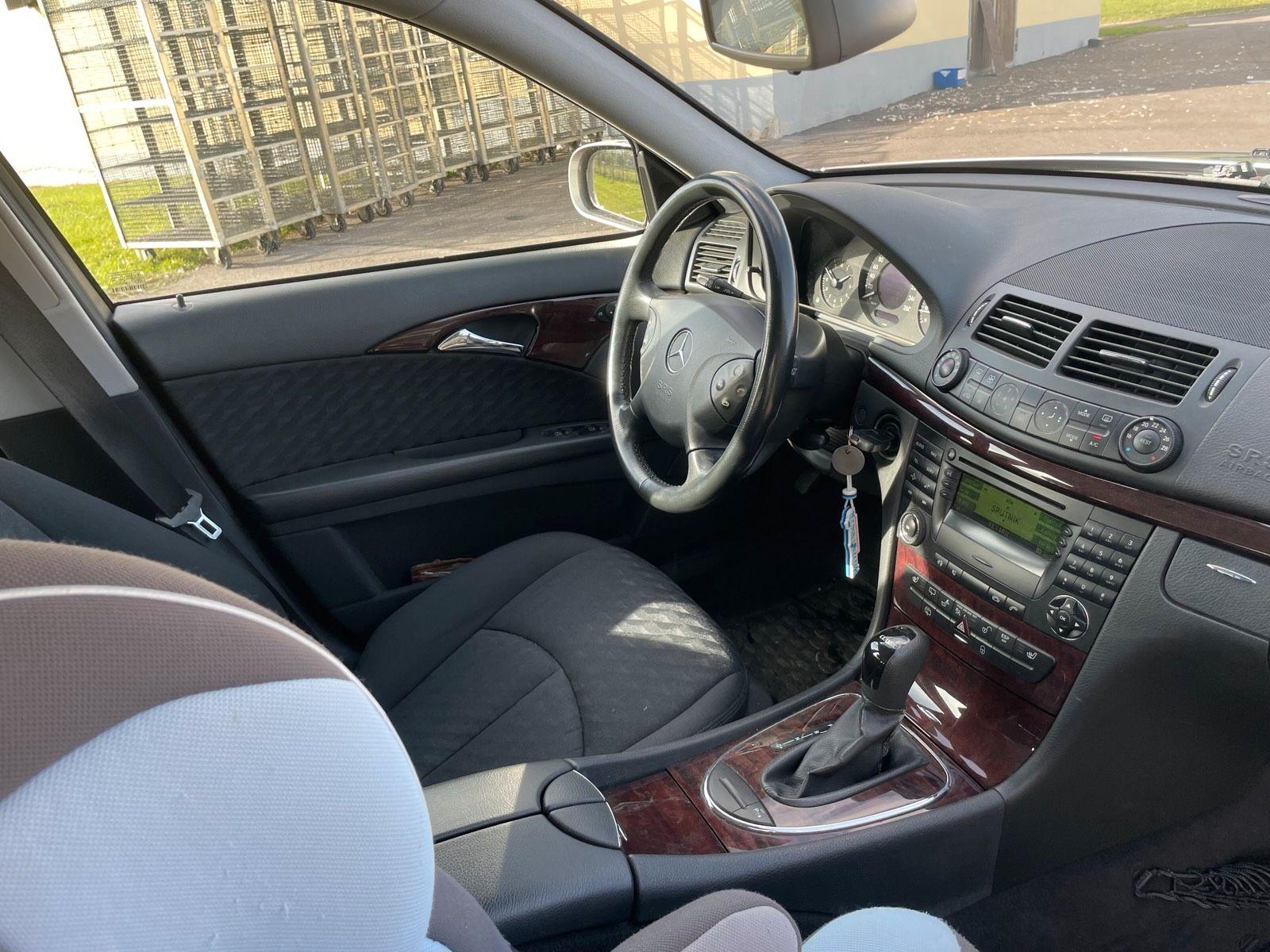 Mercedes-Benz E200 2005 — photo 13