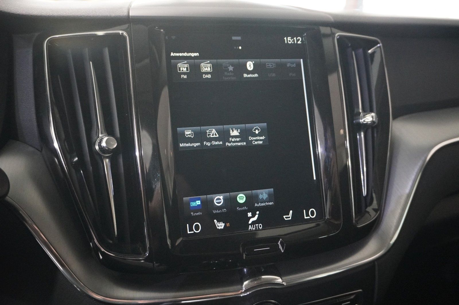 Fahrzeugabbildung Volvo XC 60 T4 MOMENTUM PRO NAVI/LED/VIRTU./SHZ/AHK