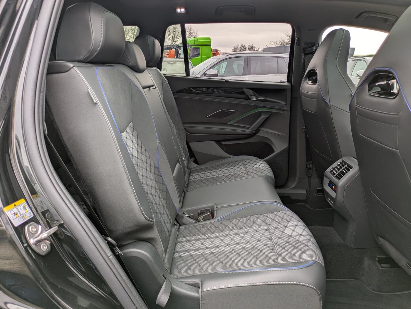 Fahrzeugabbildung Volkswagen Tayron 2.0 TDI 4M R-Line BLACK*7Si*MATRIX*PANO