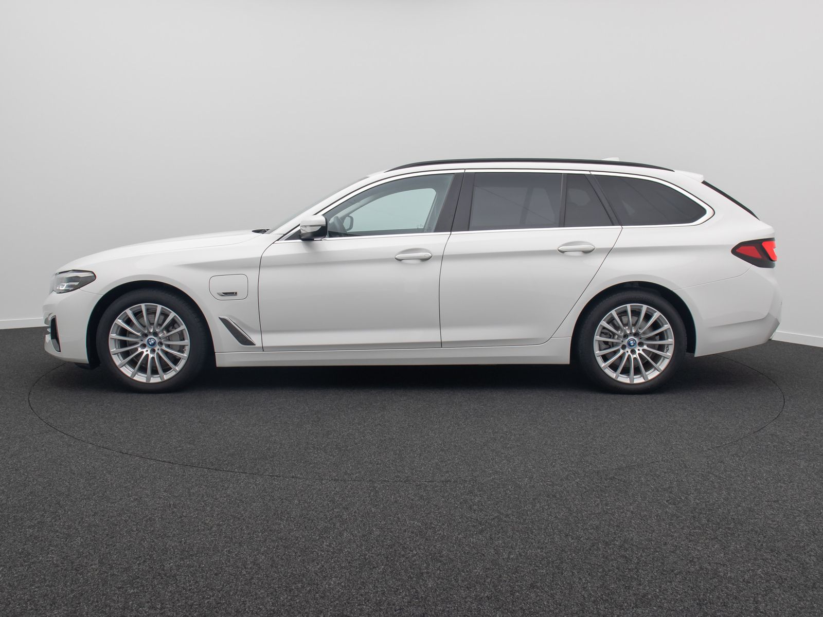 Fahrzeugabbildung BMW 530e HUD DAB Alarm Panorama HiFi Sport Leder