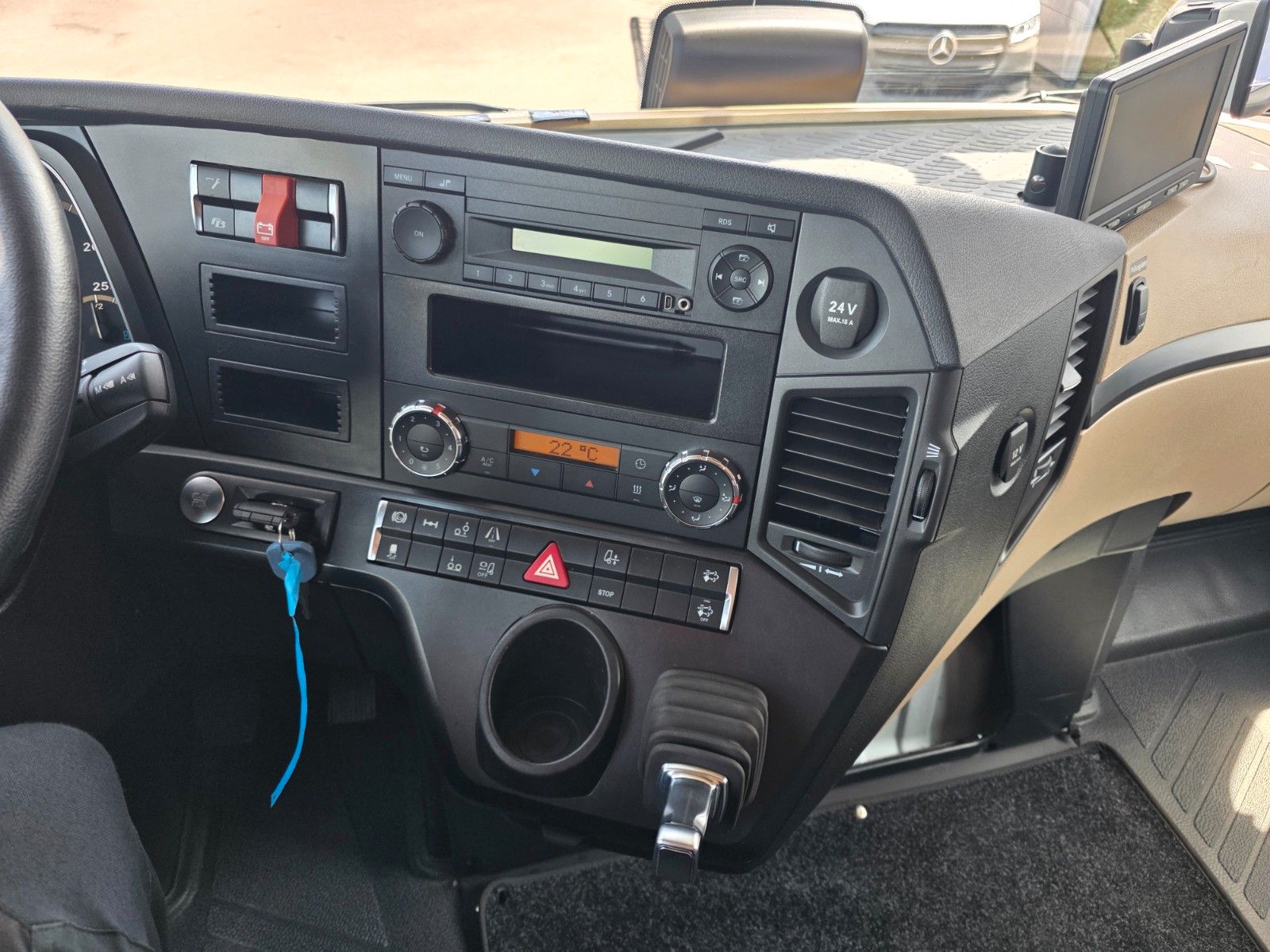 Fahrzeugabbildung Mercedes-Benz Actros 2540 L 6x2 BDF Fahrschule 5 Sitze LBW