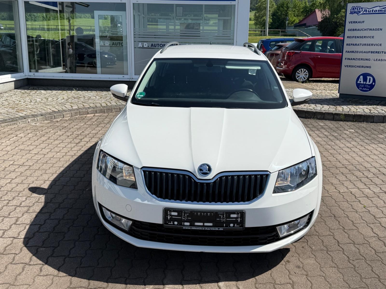Skoda Octavia 2014 — rear view