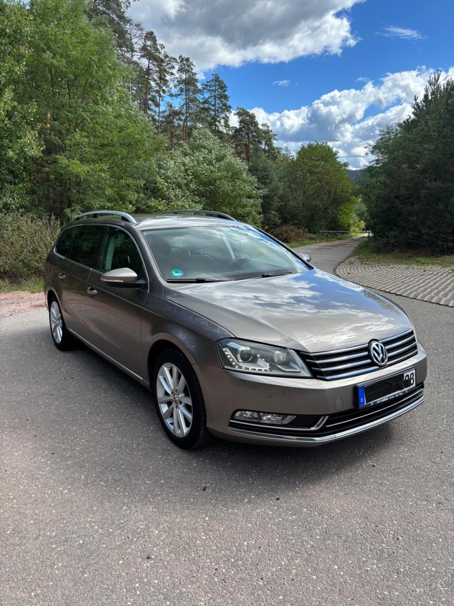 Volkswagen Passat 2012 — rear view