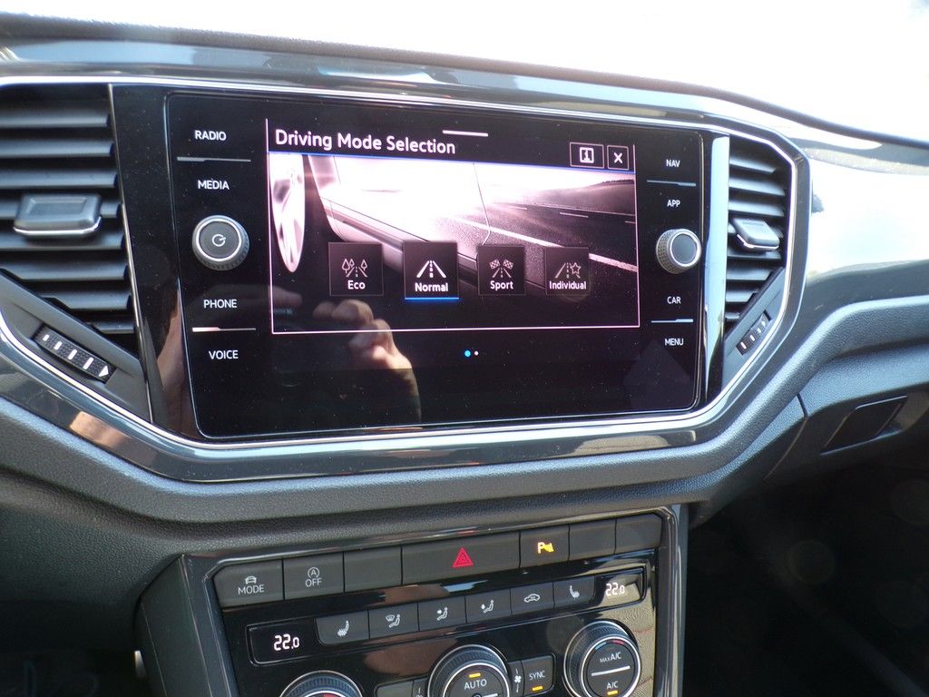 Fahrzeugabbildung Volkswagen T-Roc Sport 1.5 l TSI Sport Ganzjahresreifen / N