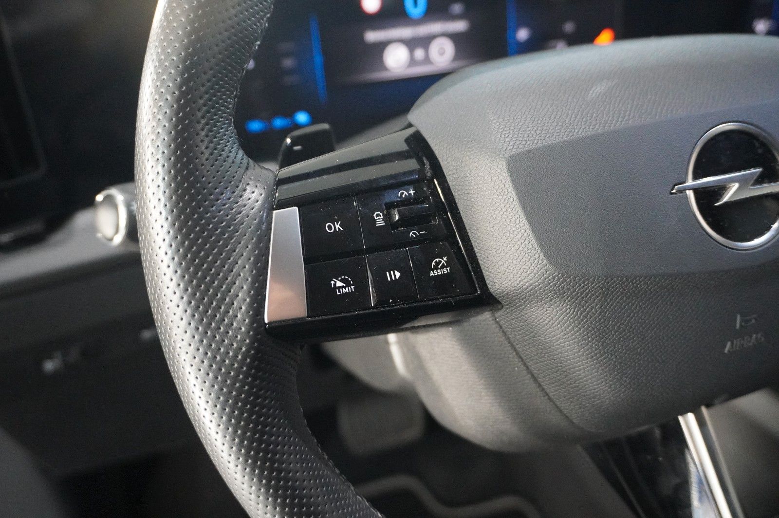 Fahrzeugabbildung Opel Astra L Lim. 1.6 HYBRID ELEGANCE NAVI/LED/KAMERA