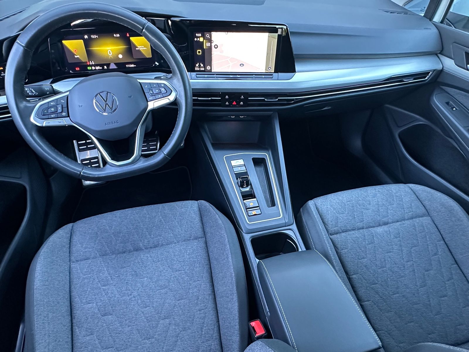 Fahrzeugabbildung Volkswagen Golf VIII 2.0 TDI DSG MOVE NAV+PANO+AHK+HUD+KAM