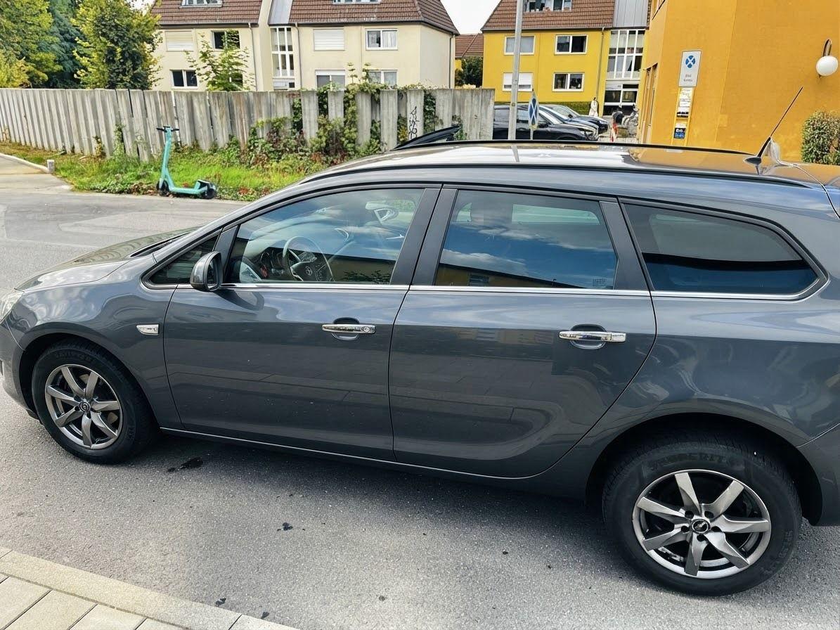Opel Astra 2011 — photo 9