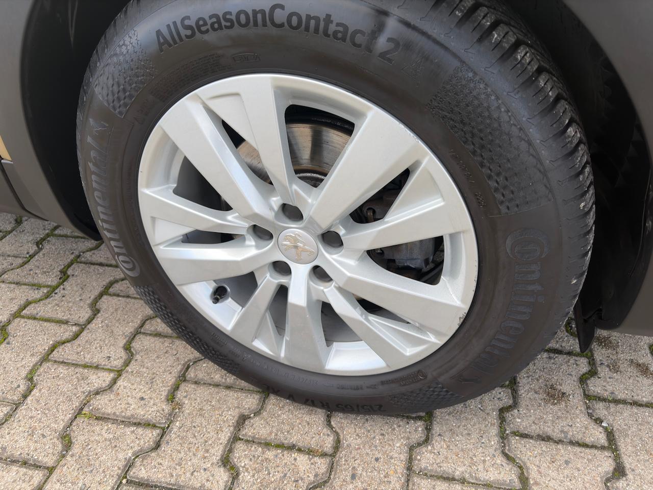 Peugeot 3008 1.2 12V e-THP / Allwetter Reifen