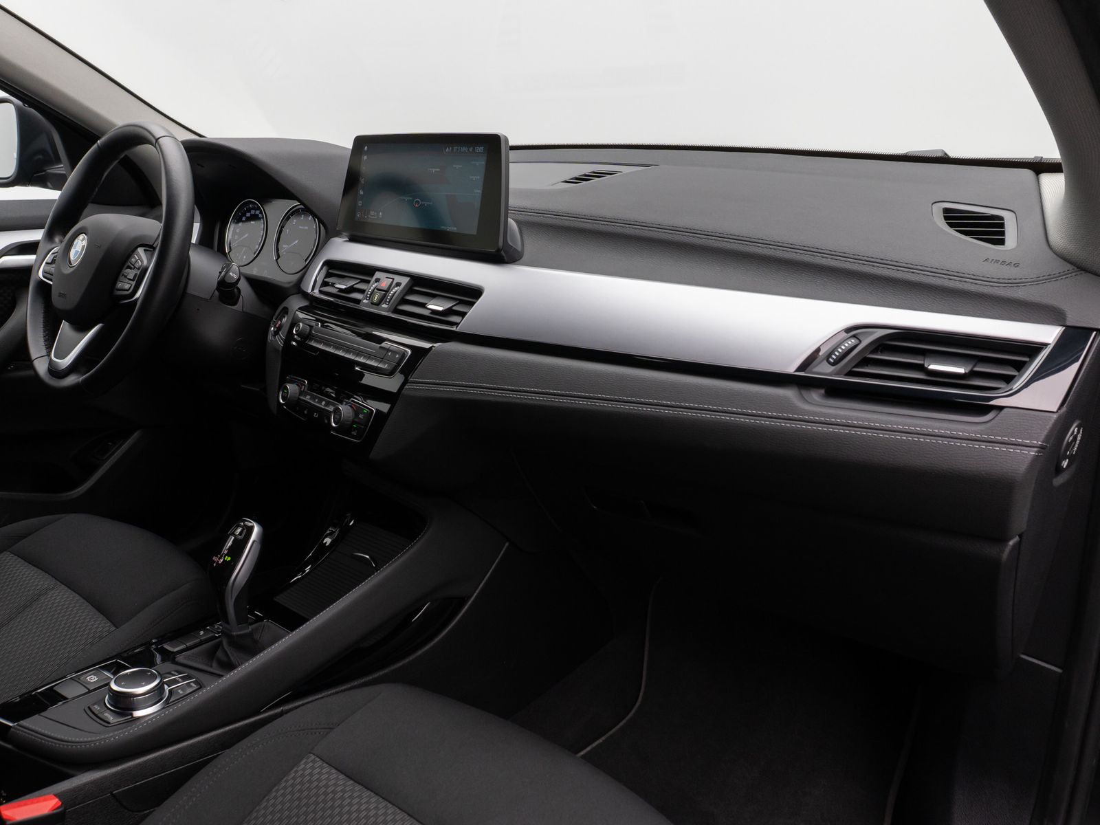 Fahrzeugabbildung BMW X2 sD20i HUD DAB Navi+Parkassist DrivAssis Alarm